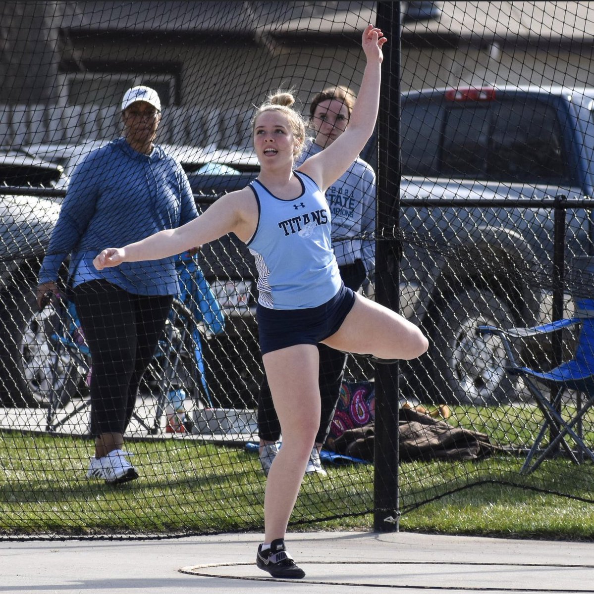 LCMS_PE's tweet photo. 130-7 @DrakeRelays way to go @EliseThramer #MYDRAKERELAYS #BLUEOVALBOUND https://t.co/KLebQBXEHm