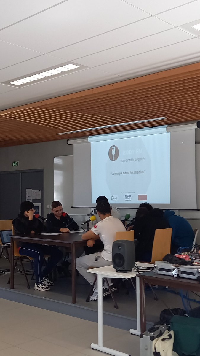 delor_laetitia's tweet photo. 🔛 Atelier #WebRadio avec @oaqadi le final !
➡️ "Le corps dans les médias"
🏁Jour 4️⃣ : derniers filages et à 11h enregistrement plateau dans les conditions du direct... et devant un public + écoute du PAD 
👏 une belle réussite 

@oaqadi @laregionoccitanie @acmontpellier #EAC https://t.co/waFCsbRegG