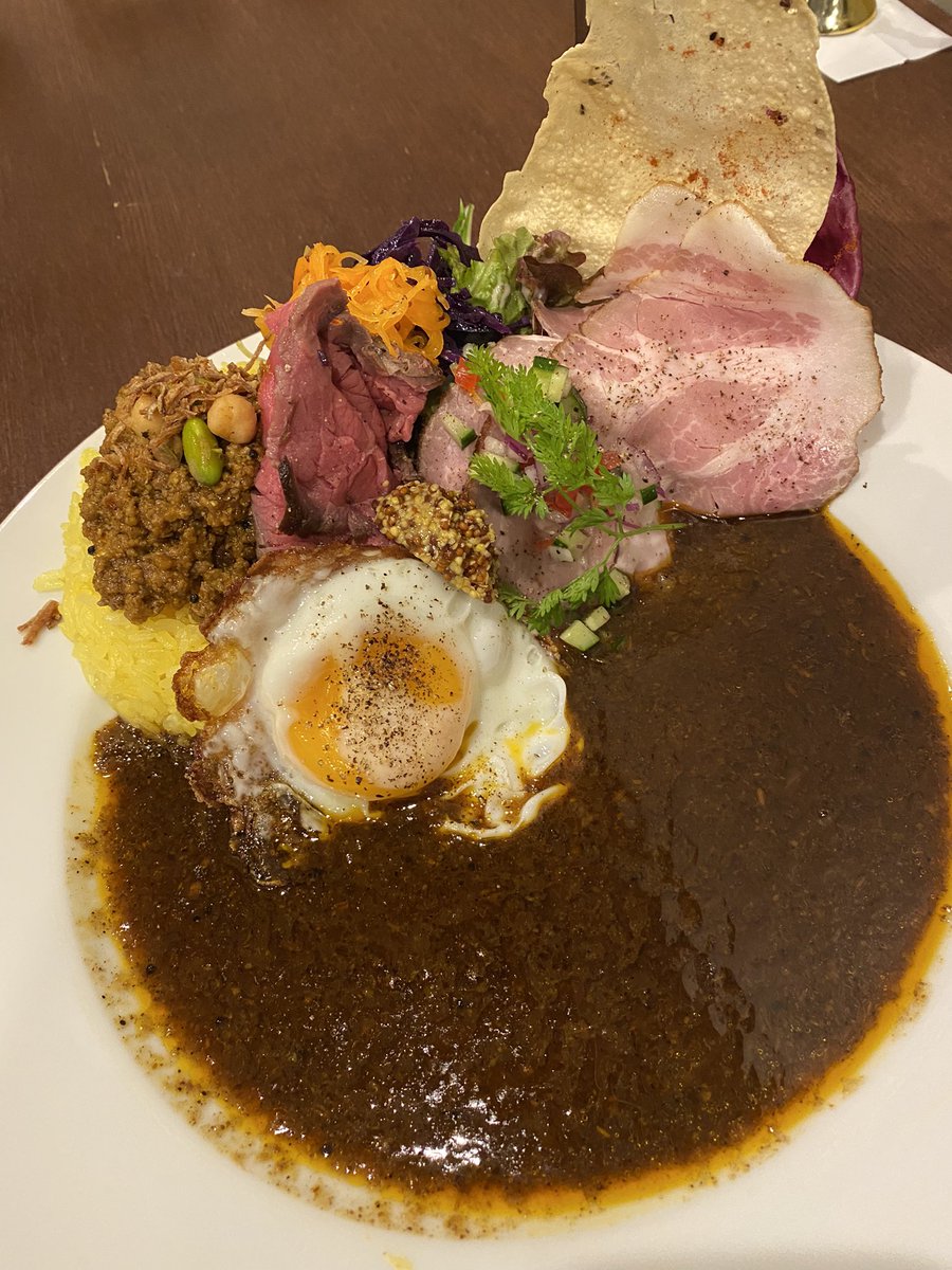 毎晩お布団の中で、明日は何を食べよう…と思いながら寝るのですが、最近は暑いからかカレーばかり食べたくなってしまいます🍛
4月は何かと忙しく嬉しいです。
引き続き体調に気を付けてお仕事頑張ります！