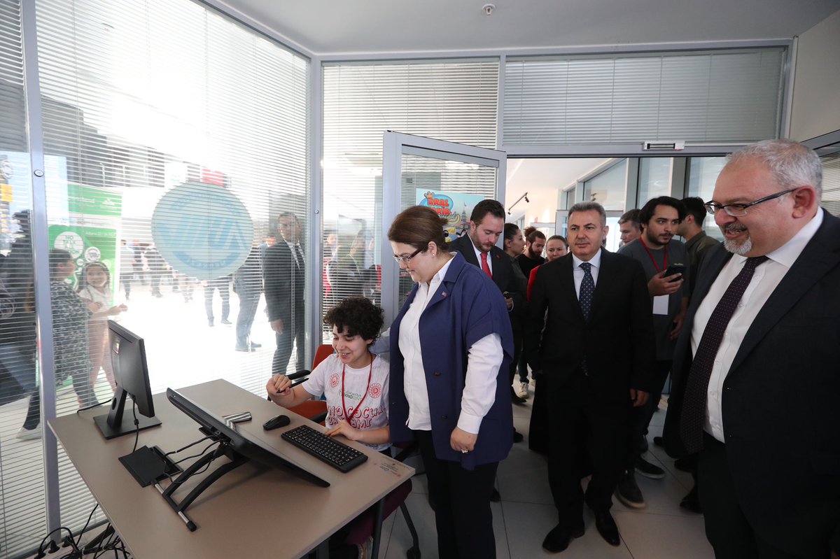 Çukurova Teknokent’te yetenekli çocuklarımızla sketch programı üzerine konuştuk. 

Robotik atölyelerimizden, yapay zekâya kadar her alanda çocuklarımız çalışıyor. Biz de onları sonuna kadar destekleyeceğiz.