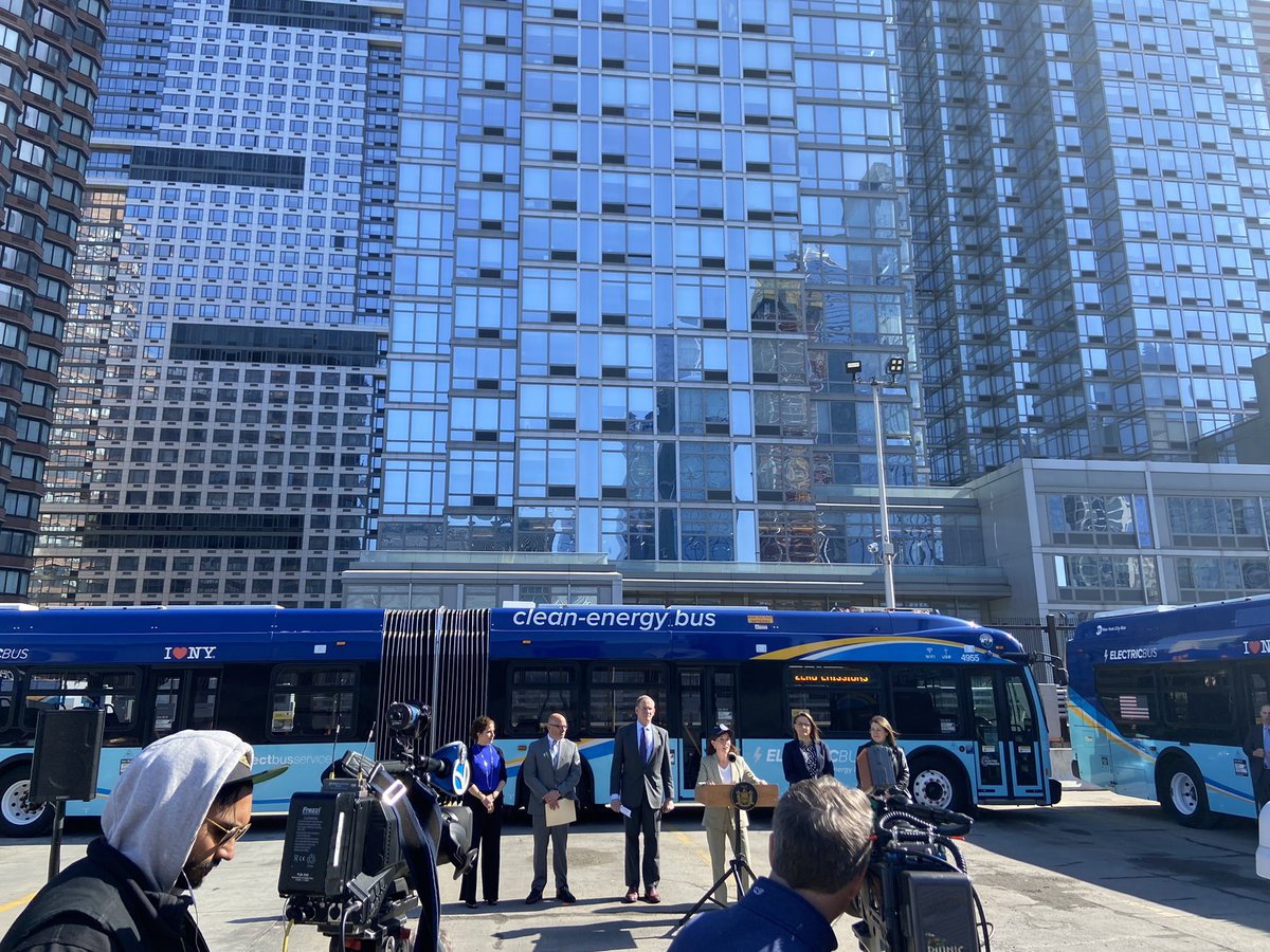 CramptonHays's tweet photo. A beautiful Earth Day with @GovKathyHochul talking @MTA electric buses 🌎🌞🚎🔋🔌 https://t.co/DIGl7kKiXt