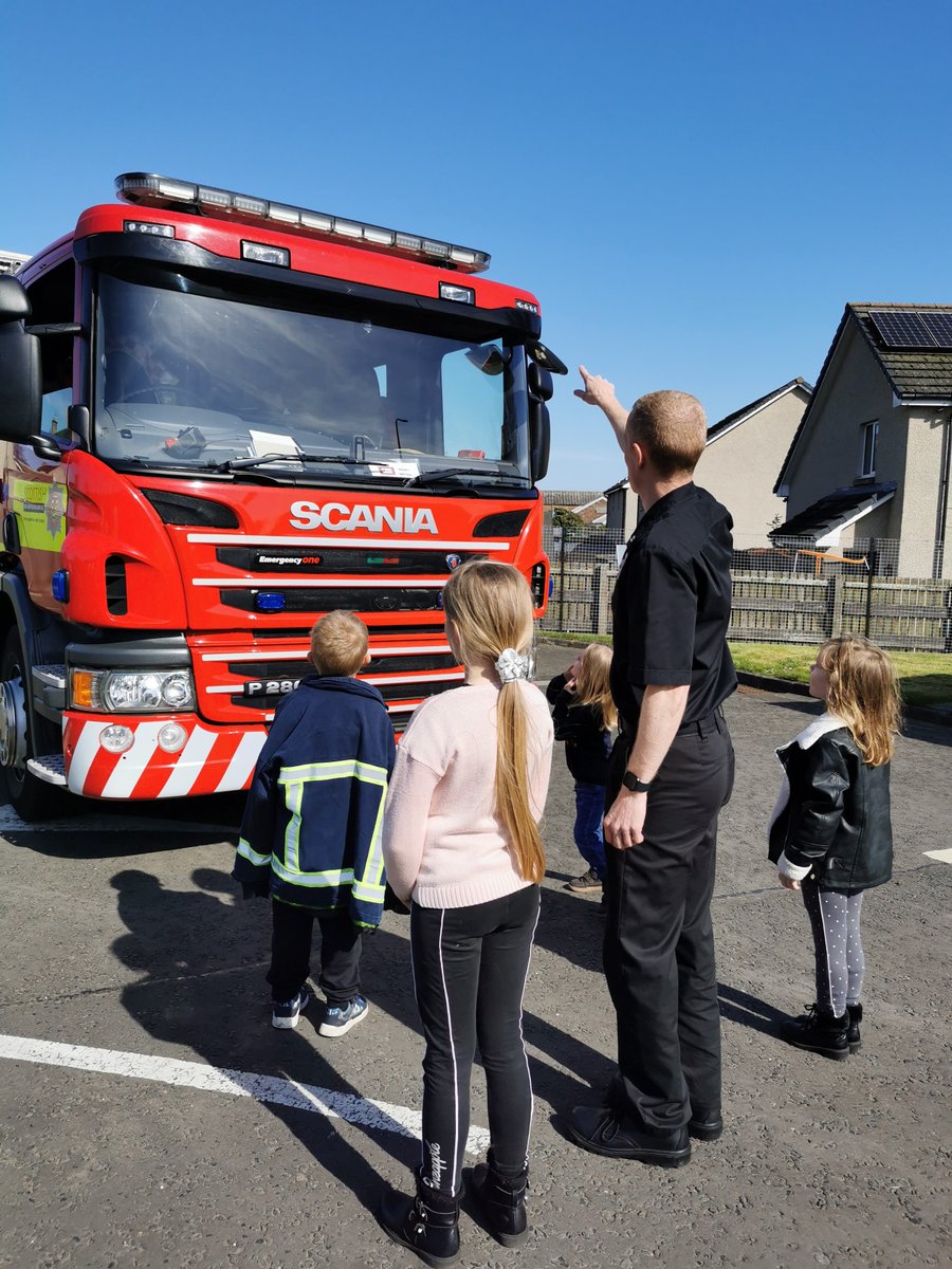 sfrs_stgclafife's tweet photo. Nine care-experienced children came to Methil Fire Station for a visit with SCF CAT Team yesterday and the sun was shining for them! Great time squirting water and sitting in the Fire Engine 😁😁🚒🚒 https://t.co/i9X6u2Hn3K