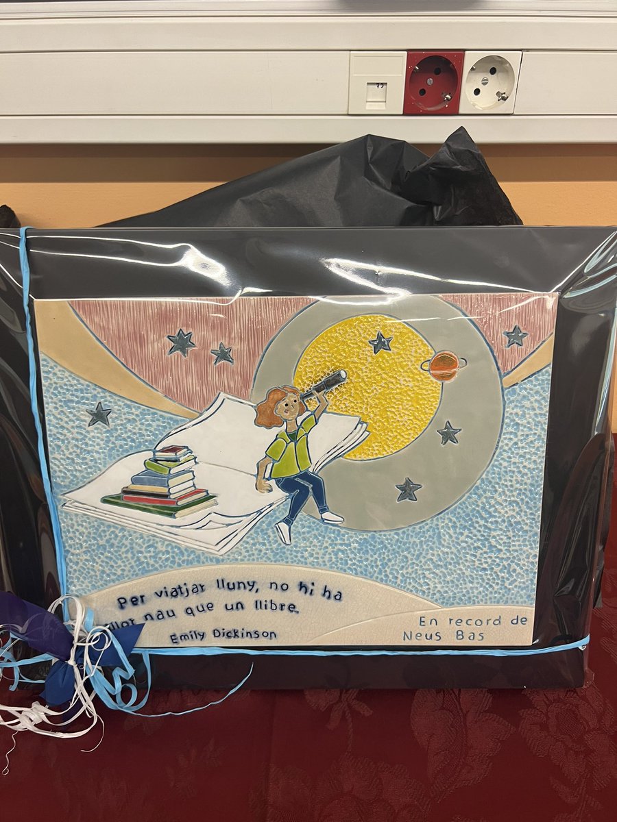 AmpaGarriga's tweet photo. Avui la comunitat educativa del Taquígraf Garriga hem volgut fer un homenatge a la Neus Bas, qui va dedicar el seu temps, coneixement i amor a la Biblioteca de la nostra escola, perquè pogués convertir-se en l’espai que és avui dia.
#ceramiquessedo#mamyhangry https://t.co/O8V4qr7rSG