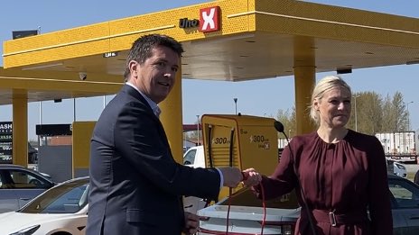 Danmarks transportminister og @ReitanRetail’s CEO åpner Uno-X Mobility’s lynladere i Nyborg - ikke ved å klippe snor - men ved å koble sammen strømledningen. 

Transportministeren takket for at Uno-X nok en gang tar på den gule førertrøye.