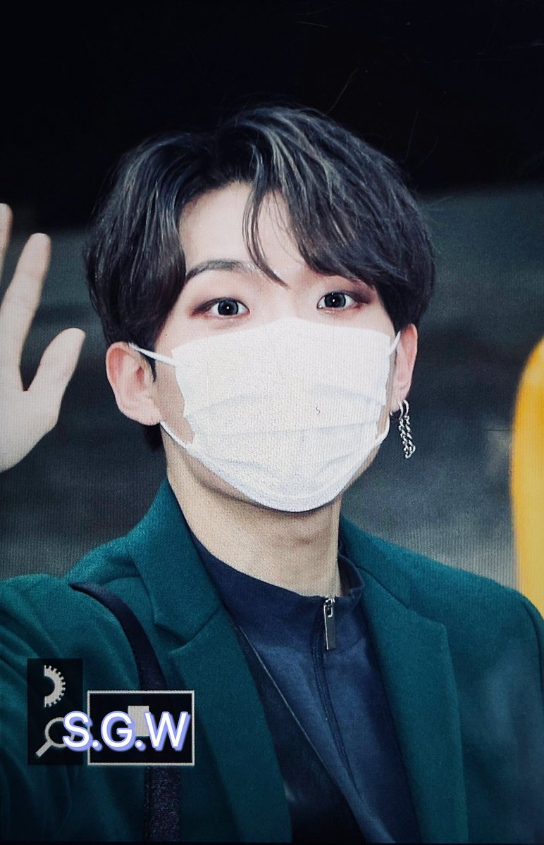 glasswall0103's tweet photo. 220422 뮤뱅퇴근 🌸
막방까지 수고했어~

#디크런치 #D_CRUNCH #상찬 #OV #SANGCHAN https://t.co/UzaD7Y3Q6Q