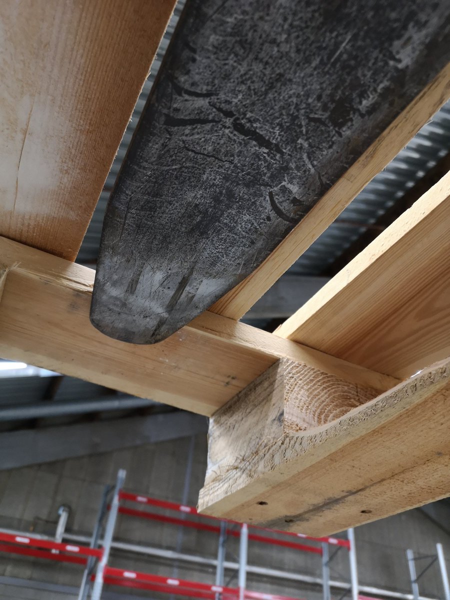 RobSlakhorst's tweet photo. Heftruckvorken van 100 cm ondersteunen net niet de laatste dwarsligger van de pallet. Gevolg is licht kantelen van de pallet bij heffen. Na contact met Eric Bras van @esra_bv zijn de volgende dag  bij @scalabor meteen de vorken vervangen door 110 cm. Mijn dank voor de service. 💪 https://t.co/U0evLiPiuG