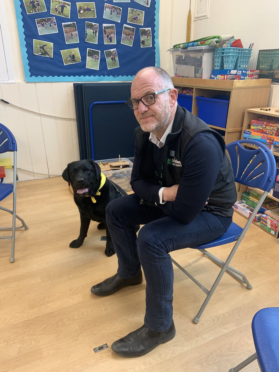 Lovely finish to the week taking Angus to St Mary’s Infant School in Frensham to his induction for his first job were he will be sitting with children whilst they read <a href="/PetsAsTherapyUK/">Pets As Therapy</a> <a href="/IainRMcCready/">Iain McCready</a> #fridaymorning 🐾🐾🐶📚