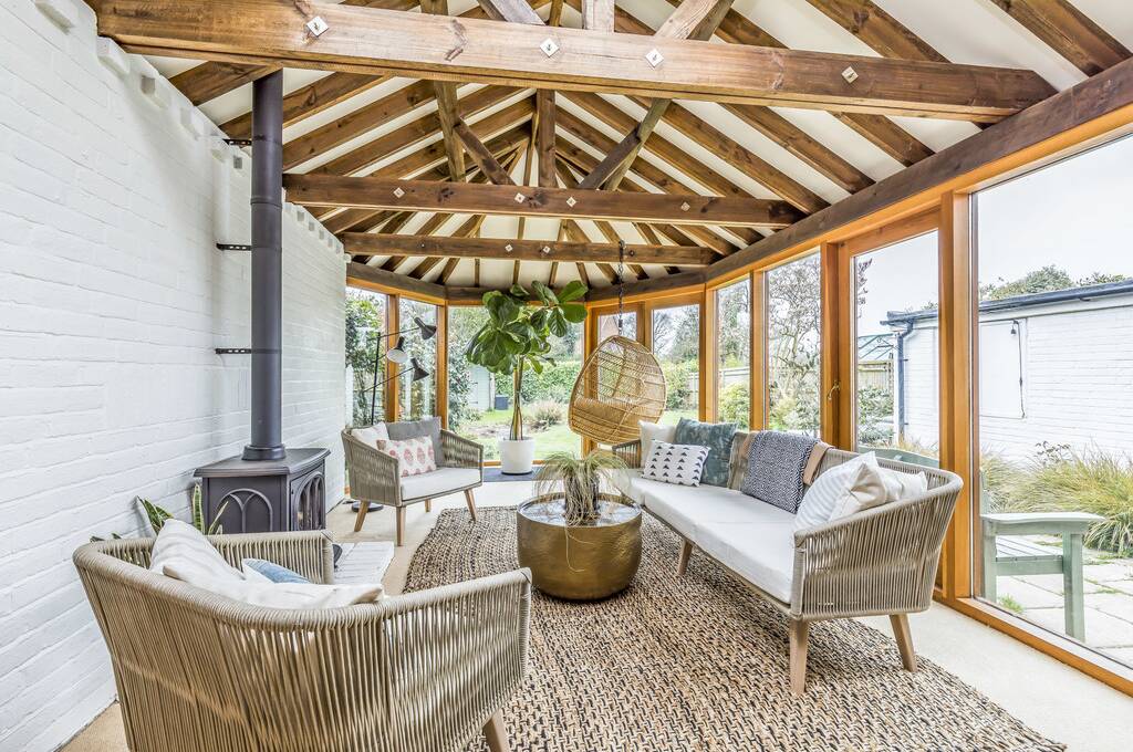 TodAnsteeProp's tweet photo. #NEWLISTING A charming and well presented 3 bedroom detached #property with south-facing garden in #Birdham. A particular feature is a stunning vaulted family room with a gas burner and exposed beams throughout 👉
https://t.co/CzCeGWIXr5 #propertyforsale #westsussex #todanstee https://t.co/o8r7y1nODv