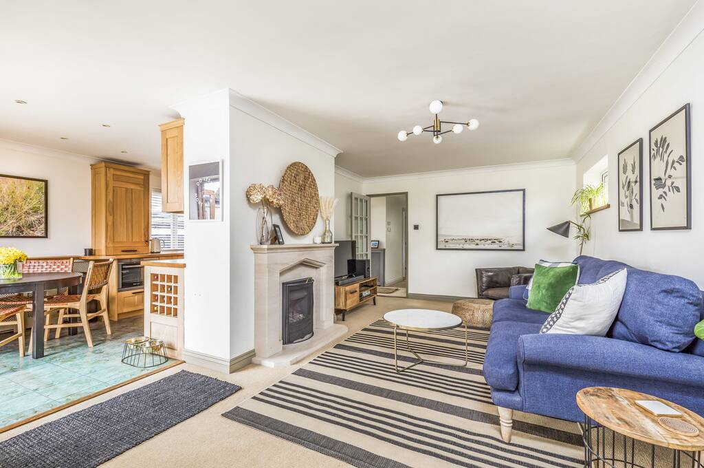 TodAnsteeProp's tweet photo. #NEWLISTING A charming and well presented 3 bedroom detached #property with south-facing garden in #Birdham. A particular feature is a stunning vaulted family room with a gas burner and exposed beams throughout 👉
https://t.co/CzCeGWIXr5 #propertyforsale #westsussex #todanstee https://t.co/o8r7y1nODv