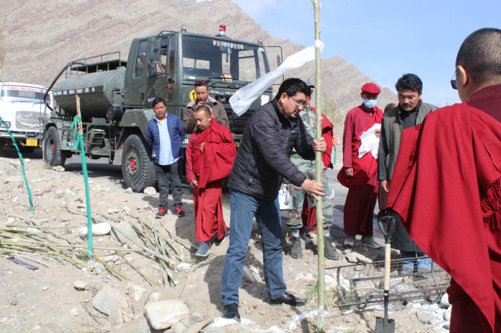 firefurycorps's tweet photo. #CleanLadakhGreenLadakh #TrishulDivision carried out plantation drive #Photang village near #HemisMonastery #Karu @22Apr by planting 61,000 saplings in presence of Hon’ble MP Ladakh #EarthDay
@adgpi @NorthernComd_IA @lg_ladakh @jtnladakh @ddnewsladakh @PBLadakh https://t.co/MgOxBFO5uZ