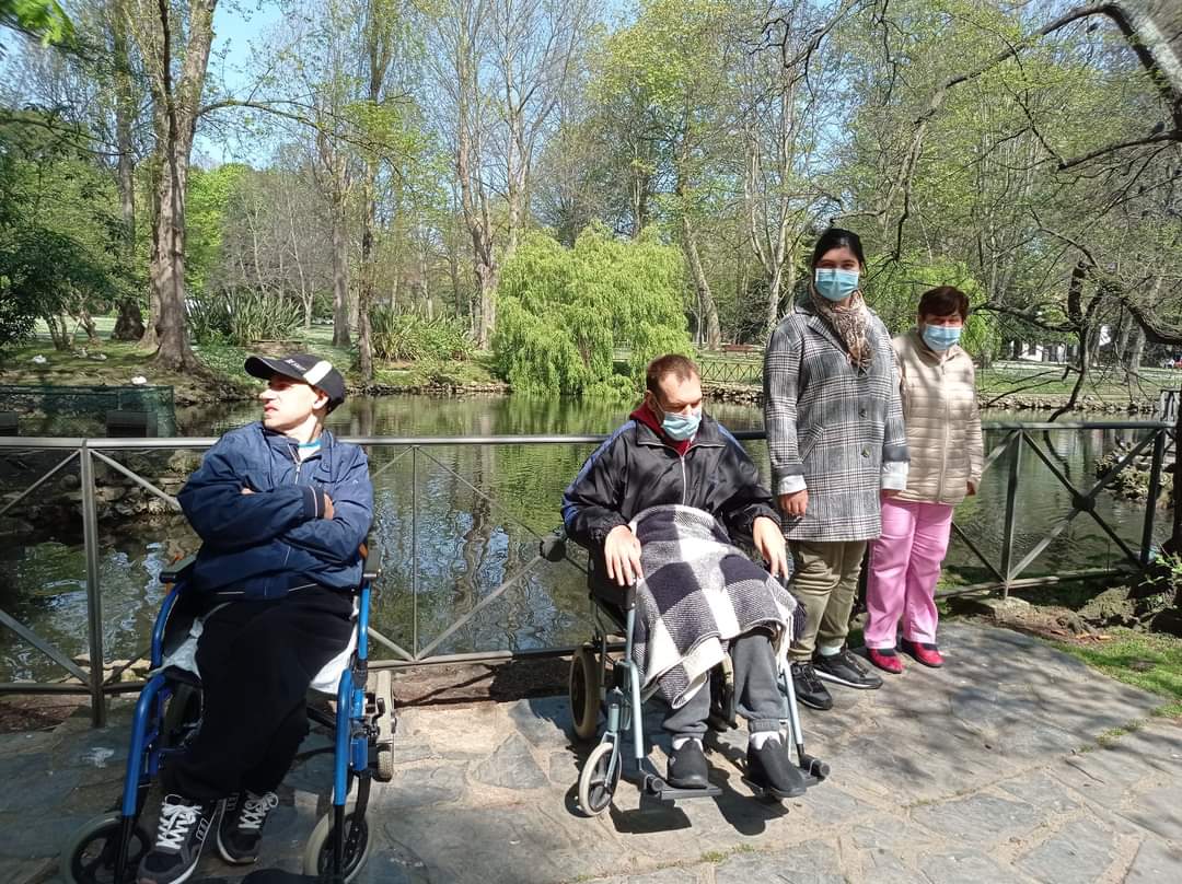 agisdem's tweet photo. Al sol en un parque, una buen opción para el tiempo libre, sobre todo ahora que sabemos lo que es estar confinados.
#parqueFerrera de @AytoAviles #TiempoLibre #Ocio
#discapacidad https://t.co/Qs1XPZUl8k