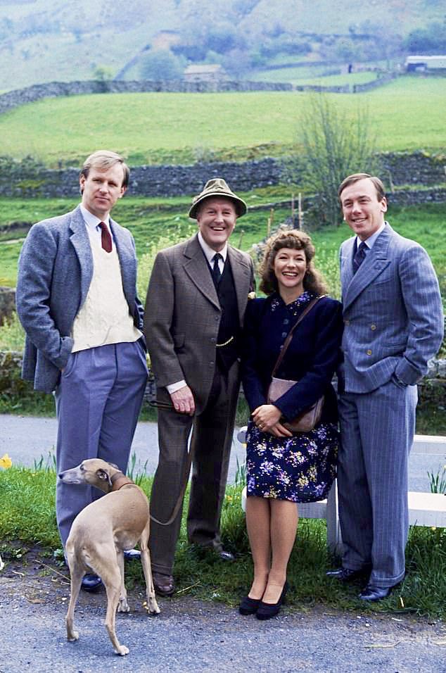 Happy Birthday to 🇬🇧British stage, film & tv actress, filmmaker and writer #CarolDrinkwater #BOTD in 1948 in #London, seen here with co-stars Peter Davidson, Robert Hardy & Christopher Timothy in the classic #BBC television series “ALL CREATURES GREAT AND SMALL” (1978)