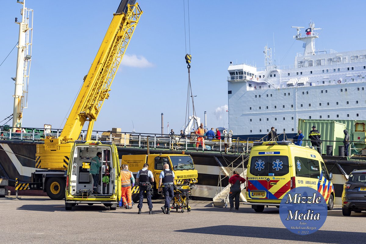 mvbergen's tweet photo. Bij een bedrijfsongeval op een #schip aan de #trawlerkade in #IJmuiden is een man gewond geraakt. Zie https://t.co/DX5XaEiH5t https://t.co/rzthJ3XLmz