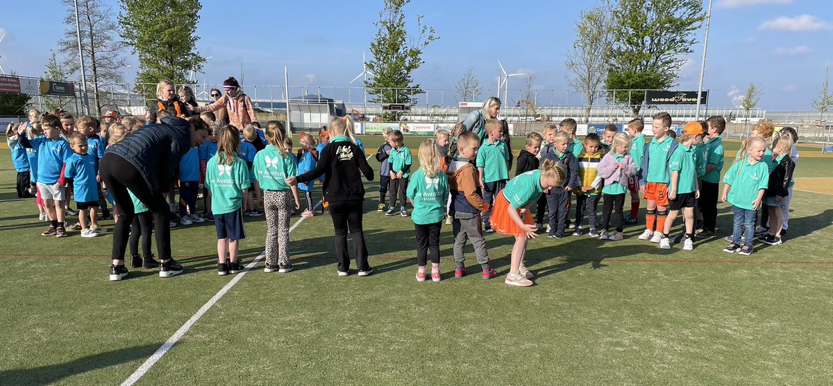 TruusLeest's tweet photo. Het was lekker in het zonnetje bij de #Koningsspelen in #Maasdijk.
Kinderen van basisschool #Hetkompas en @WSKOAventurijn deden enthousiast het dansje van @Kinderenvoorkinderen #fittop10
Er was veel belangstelling van ouders en oma’s en opa’s. Leuk om te zien. https://t.co/m3kx2uO2T4