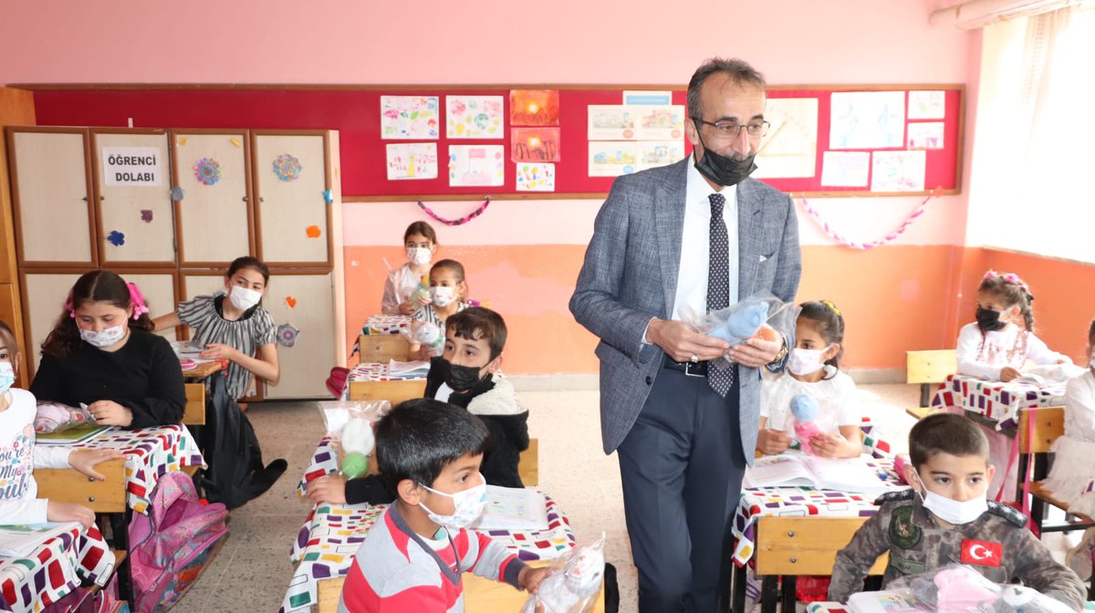 23 Nisan Ulusal Egemenlik ve Çocuk Bayramı kapsamında Çorum Halk Eğitimi Merkezi Bünyesinde Sıfır Atık Geri Dönüşüm Eğitimi temalı kurslarda  kursiyerler tarafından üretilen el emeği  göz nuru Amigurimi oyuncaklar Konaklı ilkokulu öğrencilerimize hediye olarak dağıtıldı.
