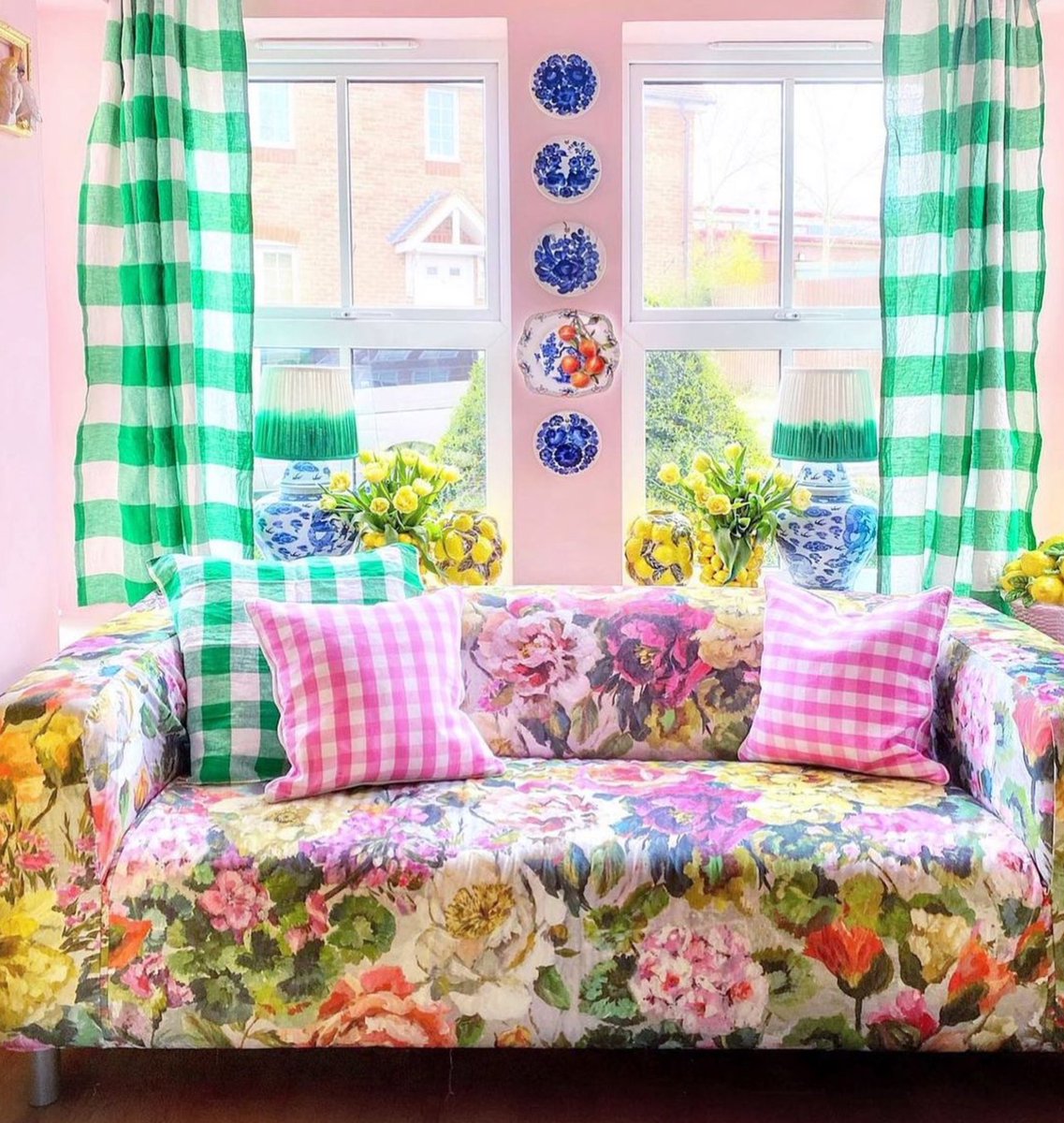 Curtaincraft's tweet image. Designers Guild pattern-on-pattern featuring the Grandiflora Rose fabric print - a celebration of spring flowers.
One of many designer suppliers at Curtaincraft. See more at curtaincraft.co.uk or contractcurtains.co.uk
#designersguild #patternonpattern #florallove #floral