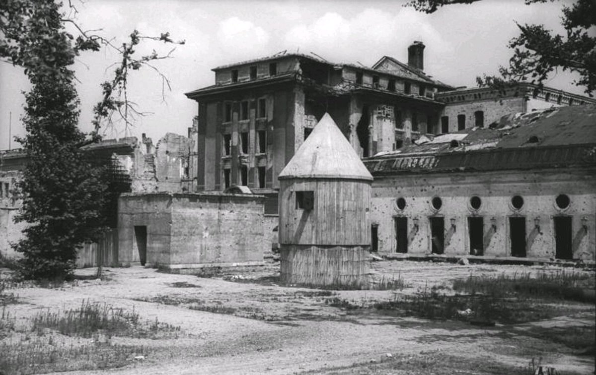 germanshepard8's tweet photo. #22aprile 1945 - Seconda guerra mondiale: dopo aver appreso che le forze #sovietiche sono entrate a #Eberswalde senza necessità di combattere, Adolf #Hitler già asserragliato nel suo #bunker ammette la sconfitta ed afferma di essere intenzionato a suicidarsi.
#storia https://t.co/VqcVnmE0Wh