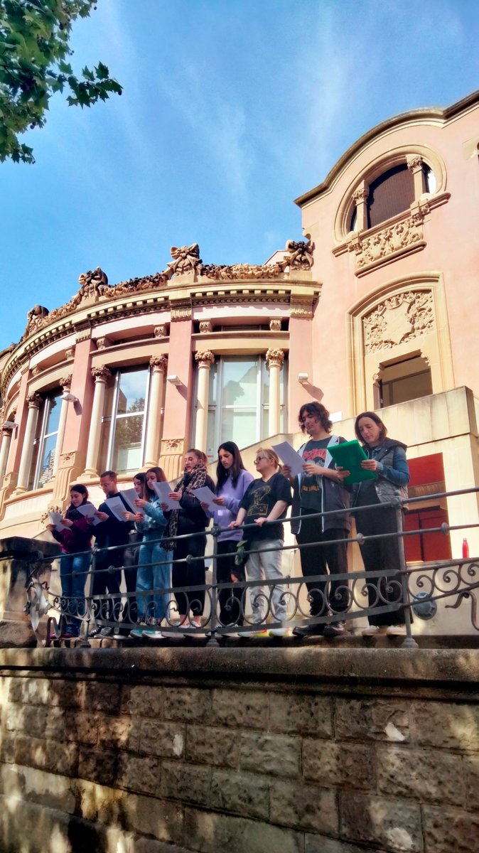 bmanresac's tweet photo. La nostra #revetllaSantJordi arrenca amb força! Un grup d'alumnes de @eaemanresa llegeixen poemes davant de la biblioteca. Moltes gràcies!!! #Manresa @bibliotequescat @bibliotequesXBM @ajmanresa https://t.co/AooJNgVlHf