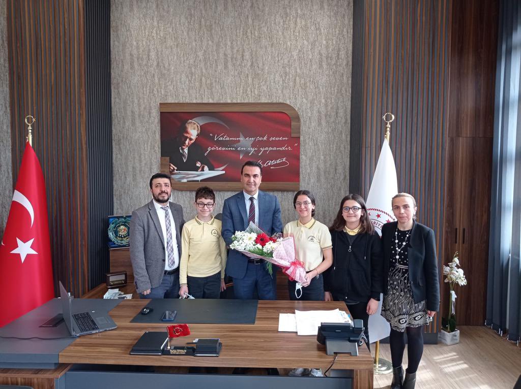 catalca_mem's tweet photo. Müdürümüz Tayfun Özyolcu, 23 Nisan Ulusal Egemenlik ve Çocuk Bayramı sebebiyle, Milli Eğitim Müdürlük makamını İTO Ortaokulu öğrencileri Melis Yazer, Alperen Ergen, Asya Özbeğ’e devretti.

@tcmeb @istanbulilmem @memleventyazici @TayfunOzyolcu @itoortaokulu https://t.co/Fj6mufByvF