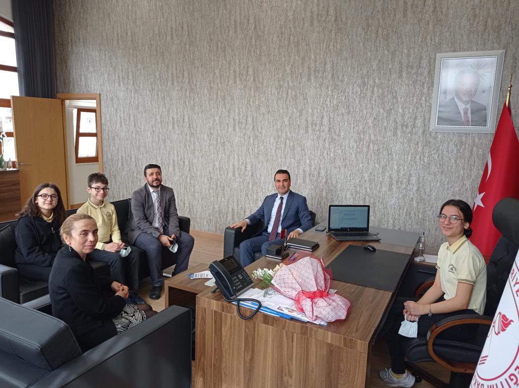 catalca_mem's tweet photo. Müdürümüz Tayfun Özyolcu, 23 Nisan Ulusal Egemenlik ve Çocuk Bayramı sebebiyle, Milli Eğitim Müdürlük makamını İTO Ortaokulu öğrencileri Melis Yazer, Alperen Ergen, Asya Özbeğ’e devretti.

@tcmeb @istanbulilmem @memleventyazici @TayfunOzyolcu @itoortaokulu https://t.co/Fj6mufByvF