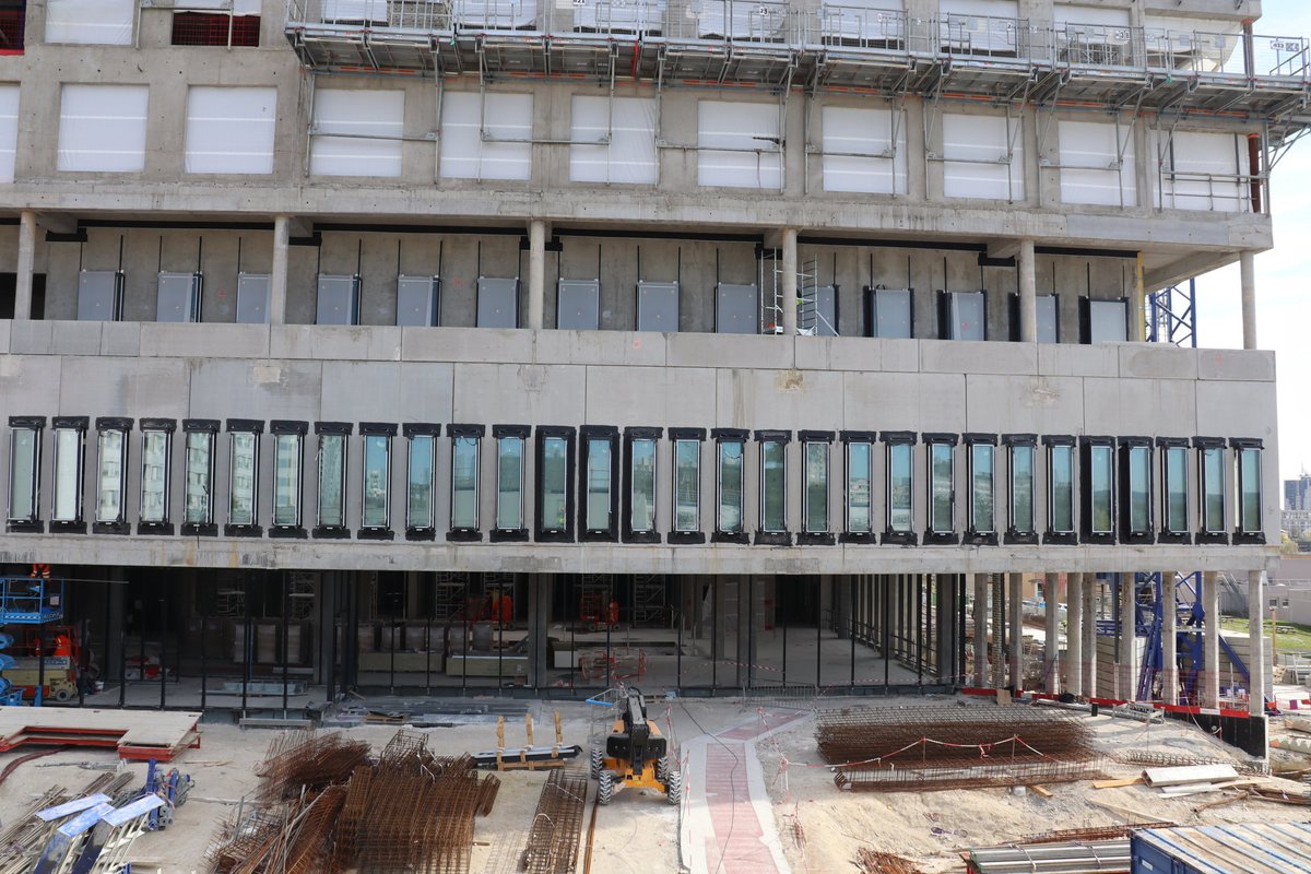 #NHR | Suivi des travaux🏥🏗La fin du gros œuvre du #NouvelHopitalDeReims arrive à grands pas. L'entrée principale et le hall d'accueil offriront des parois vitrées et une grande verrière qui feront de ce hall un espace accueillant, lumineux et ouvert.
📸 swll.to/OliQcFc