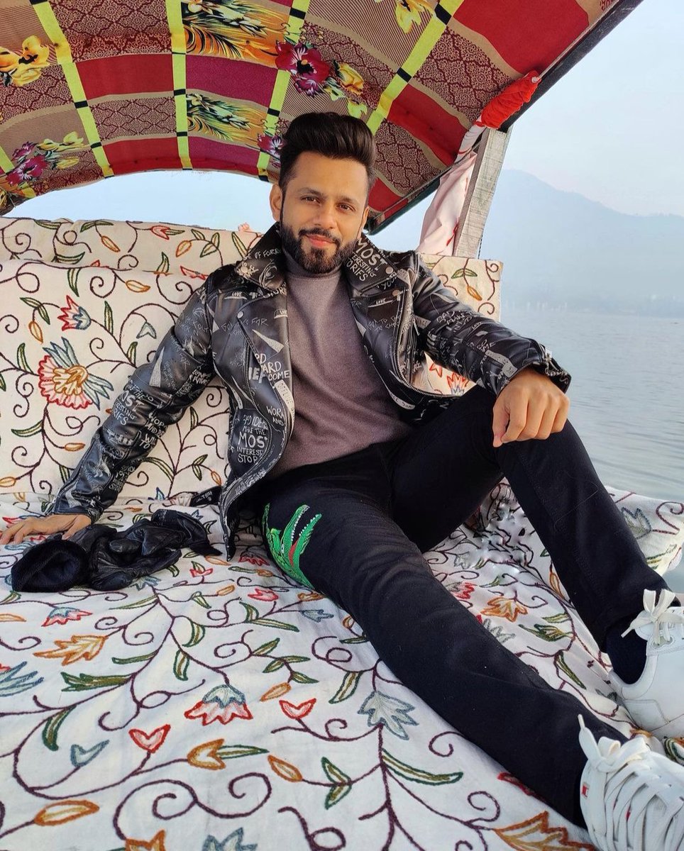 RKV the shining star 🌟♥️♥️😍😍😘😘

#BurePhasseRahul 
#rahulvaidya #RKVians