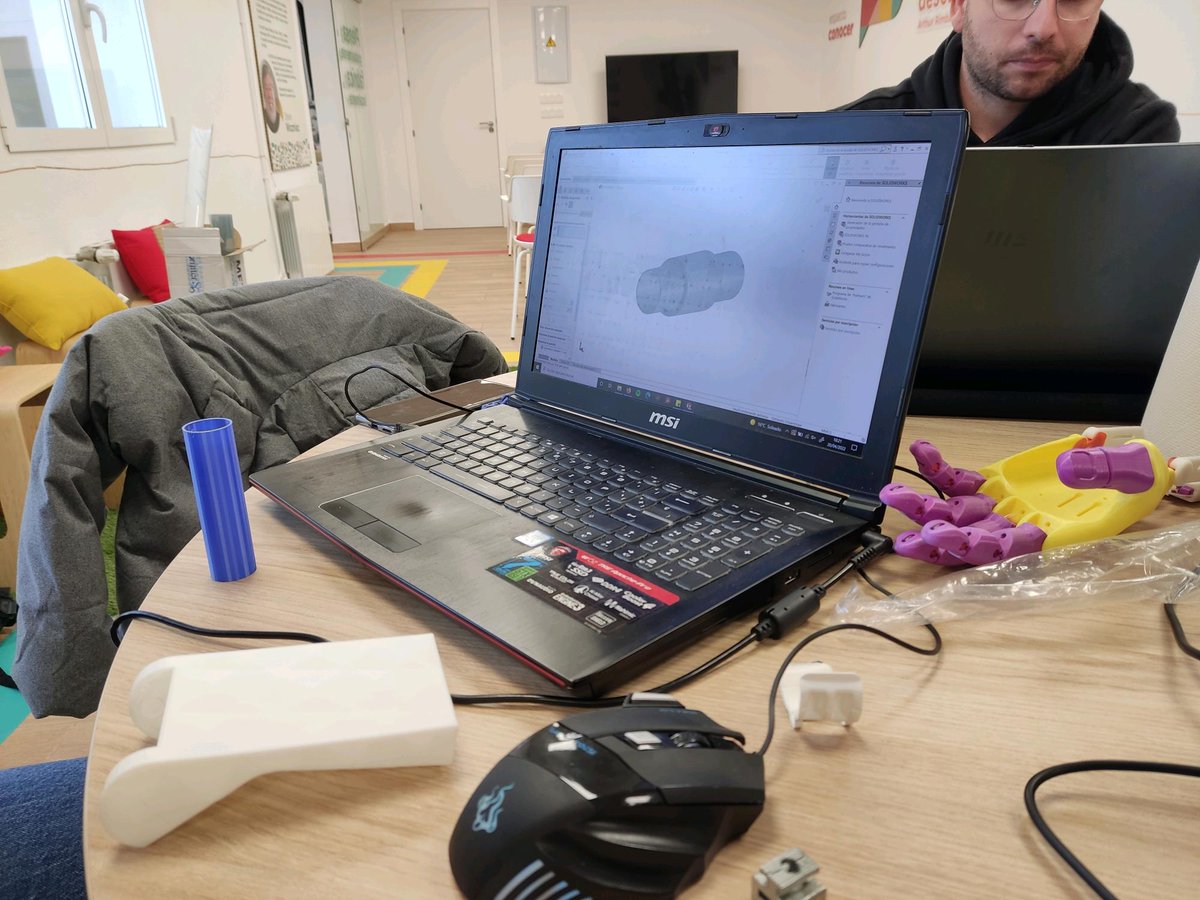 🅟🅡🅞🅨🅔🅒🅣🅞🅢
🖐️🚲Seguimos avanzando en la creación del prototipo de prótesis de mano
Ayer Esther nos ayudó a tomar medidas de la mano usando un escáner3D
🦾🤝Trabajamos por la inclusión en el territorio gracias a la innovación de las personas y las tecnologías
#protesismano