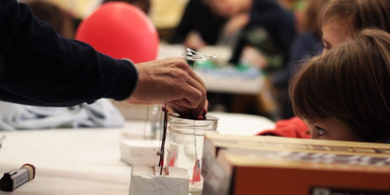 aula141ccg's tweet photo. 🟡Aquesta dissabte, 30 d'abril, vine a gaudir d'un espai on mares i pares organitzen sessions al voltant d’experiències 🧐científiques per viure-les juntament amb els nostres infants.

🧪🔭⚗ Activitat conjunta entre Can Nadó i Aula 141.
INSCRIPCIONS: https://t.co/uBQ8bF69Za https://t.co/jy1yIExYXu