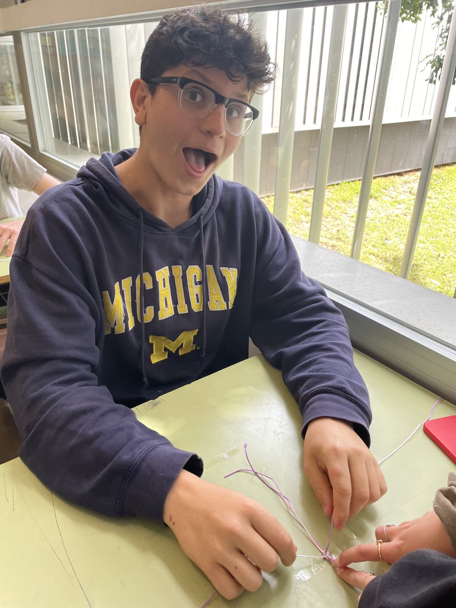 En un dels tallers estem aprenent a fer polseres! #santjordibenapres2022 #santjordi #sitges