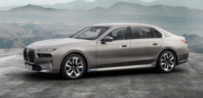 BMW lanza una nueva generación de su buque insignia, el Serie 7, cuya principal novedad es la disponibilidad de dos versiones i7 completamente eléctricas. ow.ly/Rpra50IPsUp