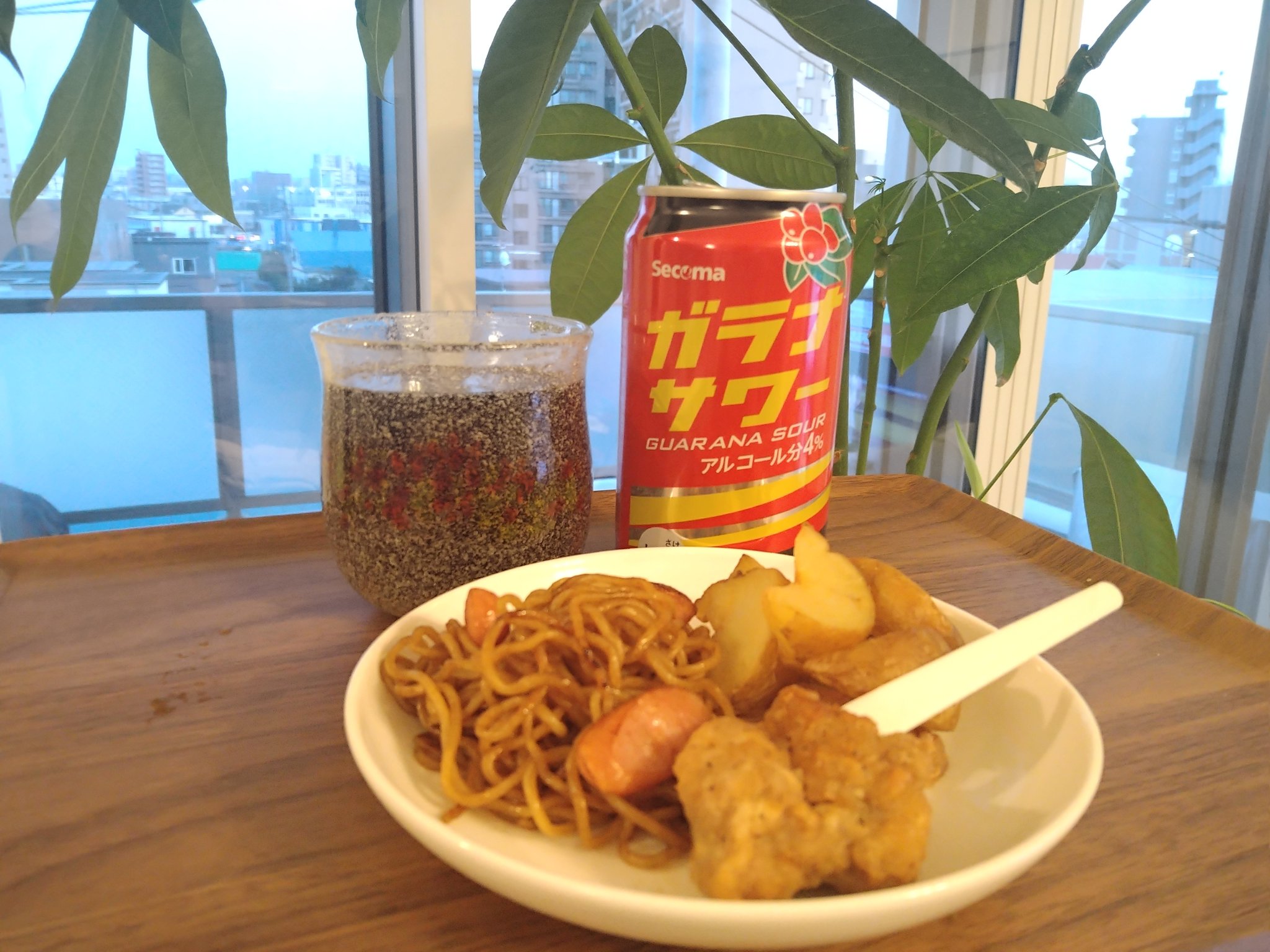 キンギョ姫 セイコーマートのサワー飲んでみた お気に入りの ガラナサワー を飲みながら おつまみはセコマの唐揚げ ポテトと手作り焼きそば ガラナサワーのシュワシュワ感がたまりません T Co Pjcr2fqrls Twitter