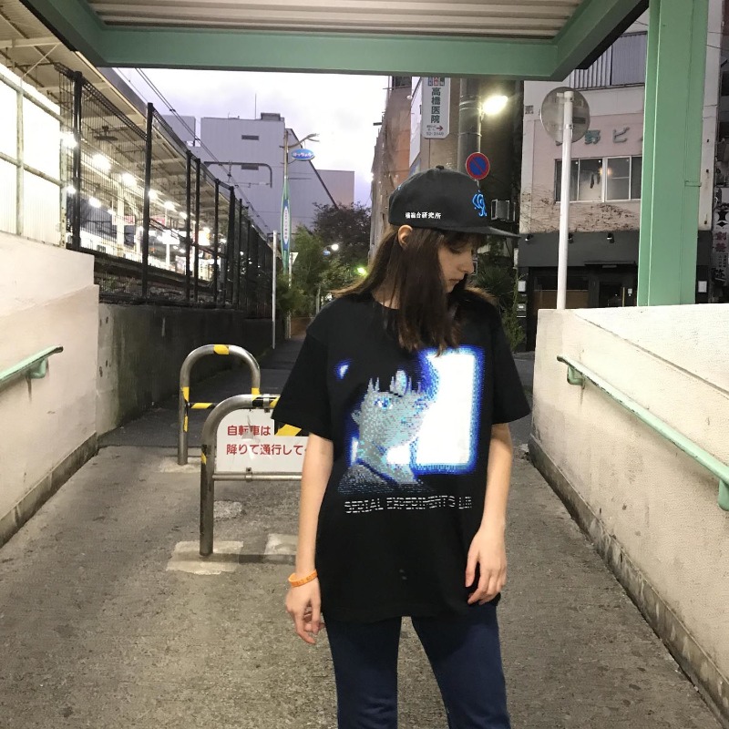 messa_store's tweet photo. 世界的デザイナー「ポール・ニコルソン」様によるデザイン。

layer:09のタロウが天使とキス、した後に一人モニターを見つめていたlainをアスキーアートでデザインしたＴシャツ。
かなり細かいデザインをシルクプリントで表現した１枚！

#CCW_lain
#serialexperimentslain
#メッサストア
#messastore