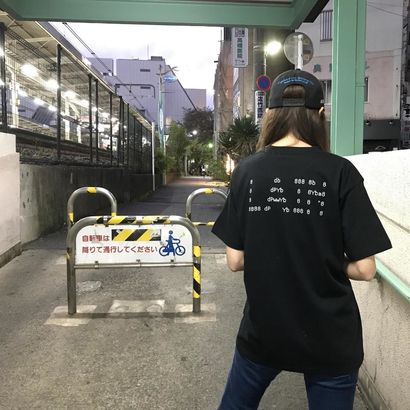 messa_store's tweet photo. 世界的デザイナー「ポール・ニコルソン」様によるデザイン。

layer:09のタロウが天使とキス、した後に一人モニターを見つめていたlainをアスキーアートでデザインしたＴシャツ。
かなり細かいデザインをシルクプリントで表現した１枚！

#CCW_lain
#serialexperimentslain
#メッサストア
#messastore