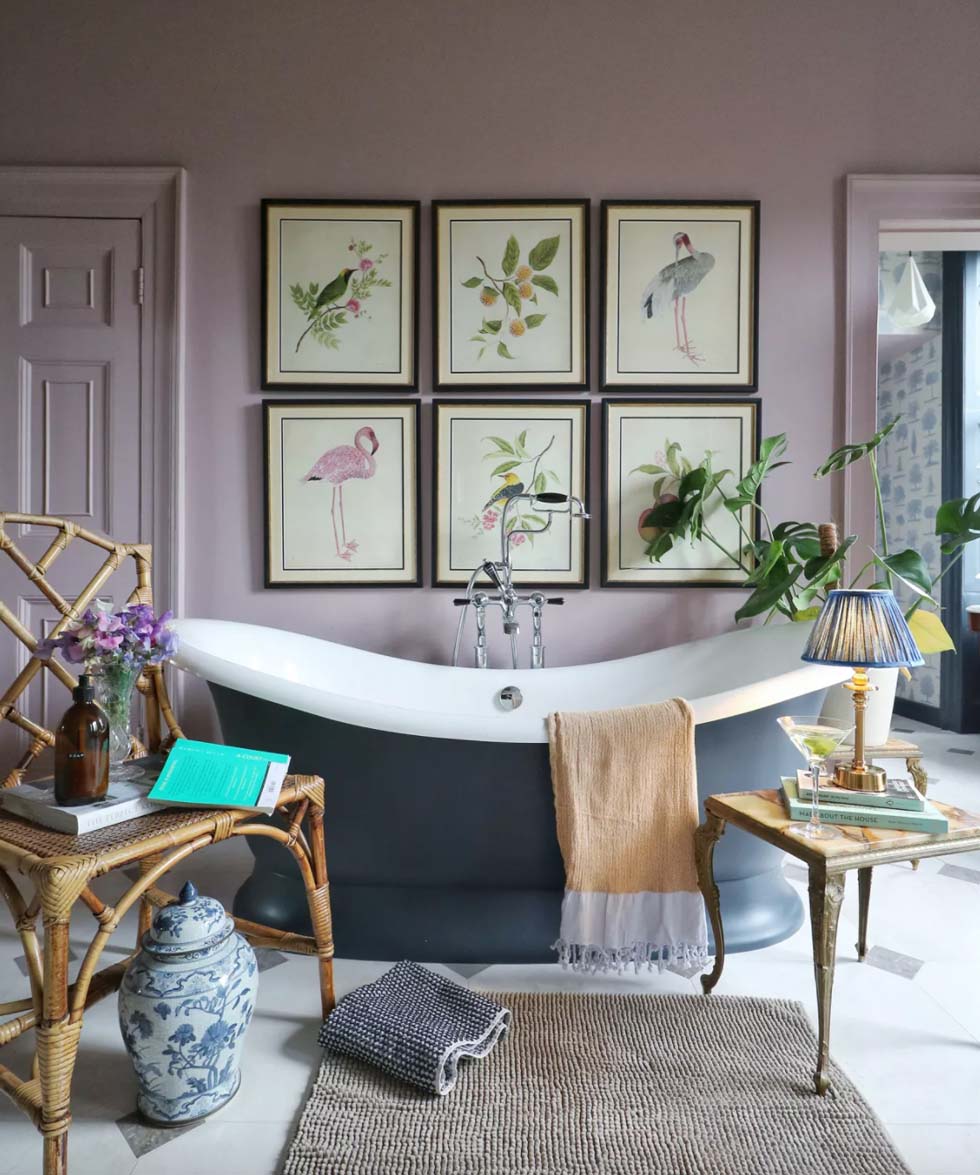 There's something about a pink and gray scheme bathroom... And this bathroom by Greg Penn has been perfectly designed. The dark blue of the Burlington Bath freestanding tub s really pop against the soft, Woodland Jay pink walls and marble floor. zcu.io/x7Bo