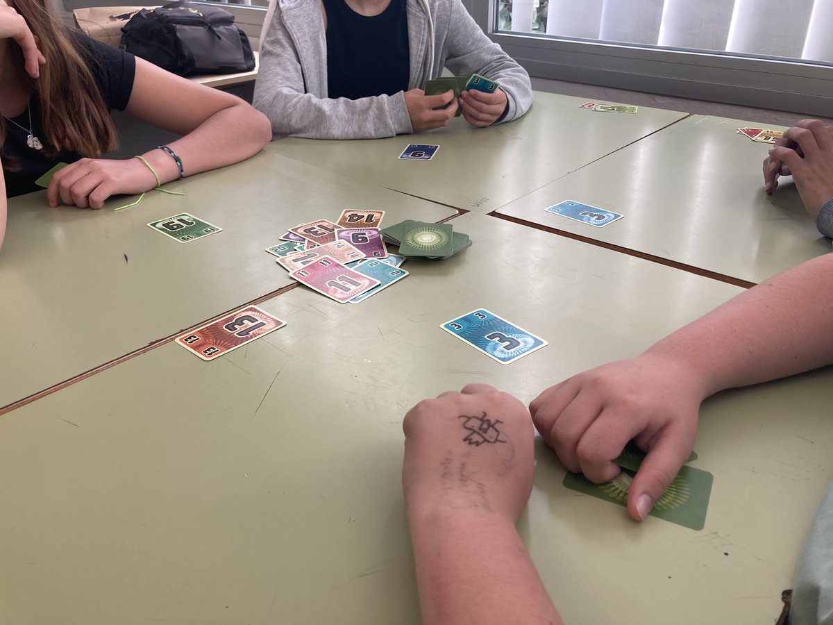 Descobrint jocs de taula amb els companys i companyes de 1r d'ESO! #santjordibenapres2022