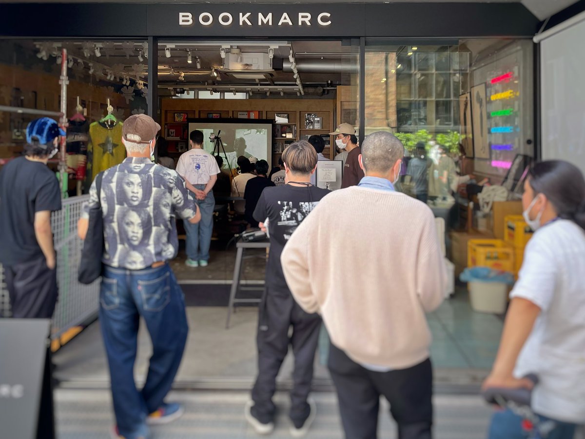 takeshi_mochida's tweet photo. 本日は #JasonDill 写真集出版記念オンライントークショー with #野村訓市@ #BOOKMARC にお越しいただいた皆様ありがとうございました。初夏の晴天の午後の心地良いイベントと相成りました。写真集はおかげさまで完売!これからも沢山の面白いイベント目白押しです。またのご来店お待ちしております。 https://t.co/y12FZLE8Pj