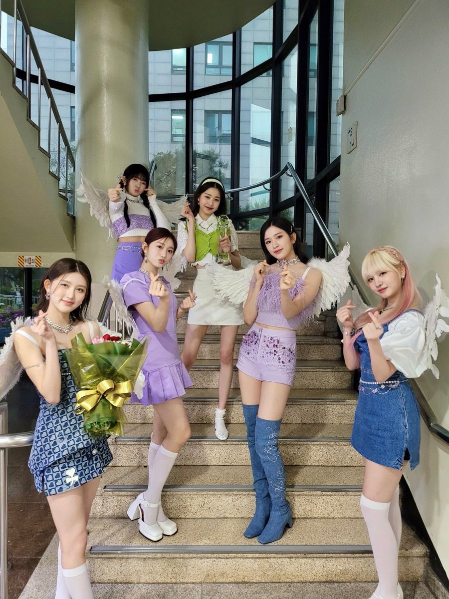 IVEstarship's tweet photo. 📸 
IVE SHOT!

DATE : 2022.04.22
NAME : #KBS2 #뮤직뱅크

#IVE #아이브
#안유진 #가을 #레이 #장원영 #리즈 #이서
#LOVEDIVE #러브다이브
#IVE_SHOT https://t.co/pMkc4YVYE2