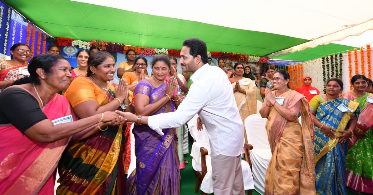 imDevanreddy's tweet photo. ఒంగోలు బహిరంగ సభ నుంచి బటన్ నొక్కి మూడవ విడత వైయస్ఆర్ సున్నా వడ్డీ పథకం ద్వారా అక్కచెల్లెమ్మల ఖాతాల్లో నగదు జమ చేసిన సీఎం వైయస్ జగన్ గారు..
#YSRSunnaVaddi
#CMYSJagan
#TeamDevanReddy https://t.co/M92EfRPQvK