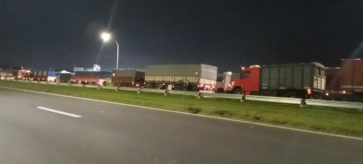 JulietaLuz's tweet photo. ⚠️Transito colapsado en Autopista Rosario Santa Fe por gran afluencia de camiones y por manifestación social en #RN11 y #RP91, altura #VillaLaRivera.
-Km 14, San Lorenzo Sur
-Km 19, San Lorenzo Norte
-Km 30, Villa la Ribera
@TransitoRos @TransitoRosOk
Ph: @joreduperez https://t.co/rqzSPjDzSA