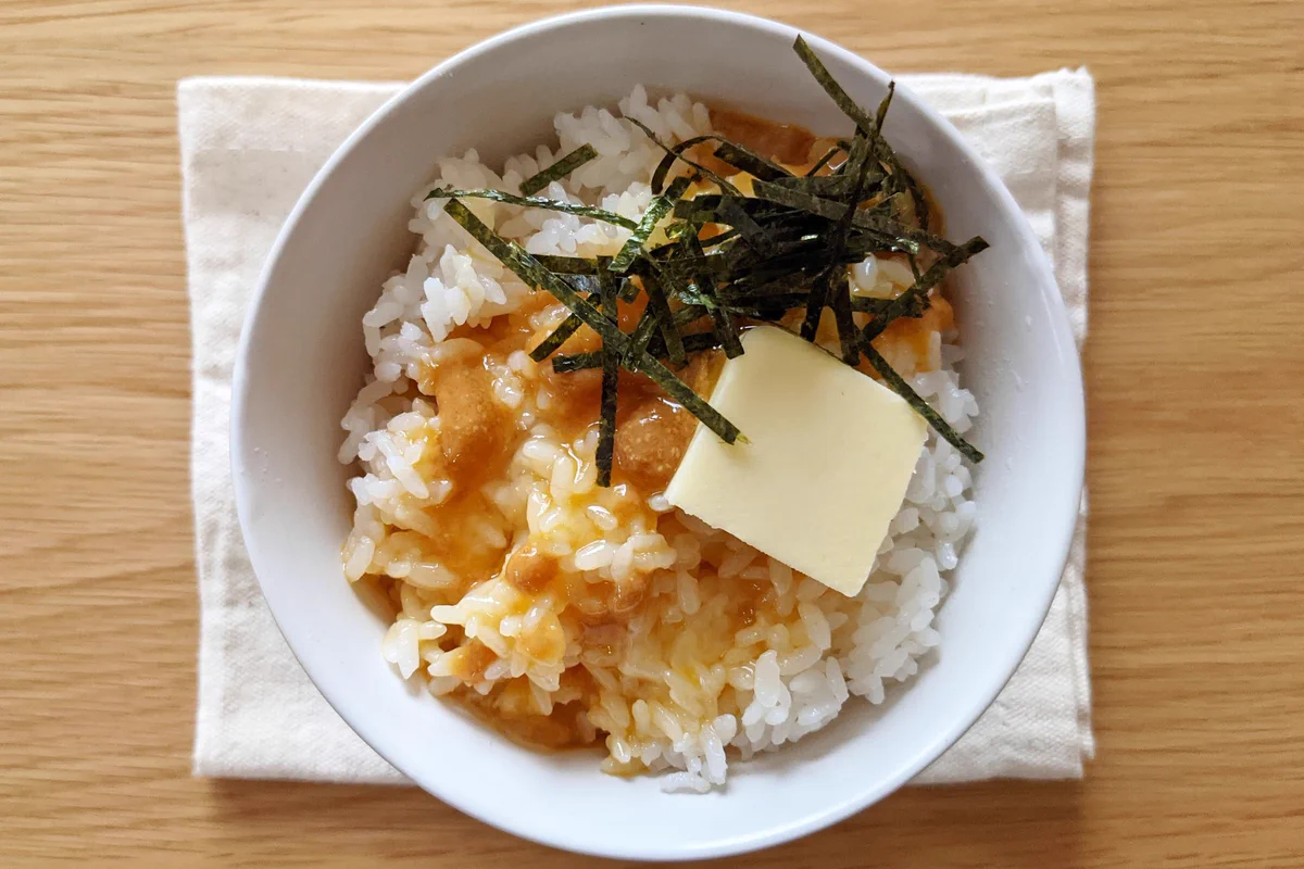 バターと味噌の風味が最高！至高のみそバター卵かけご飯。