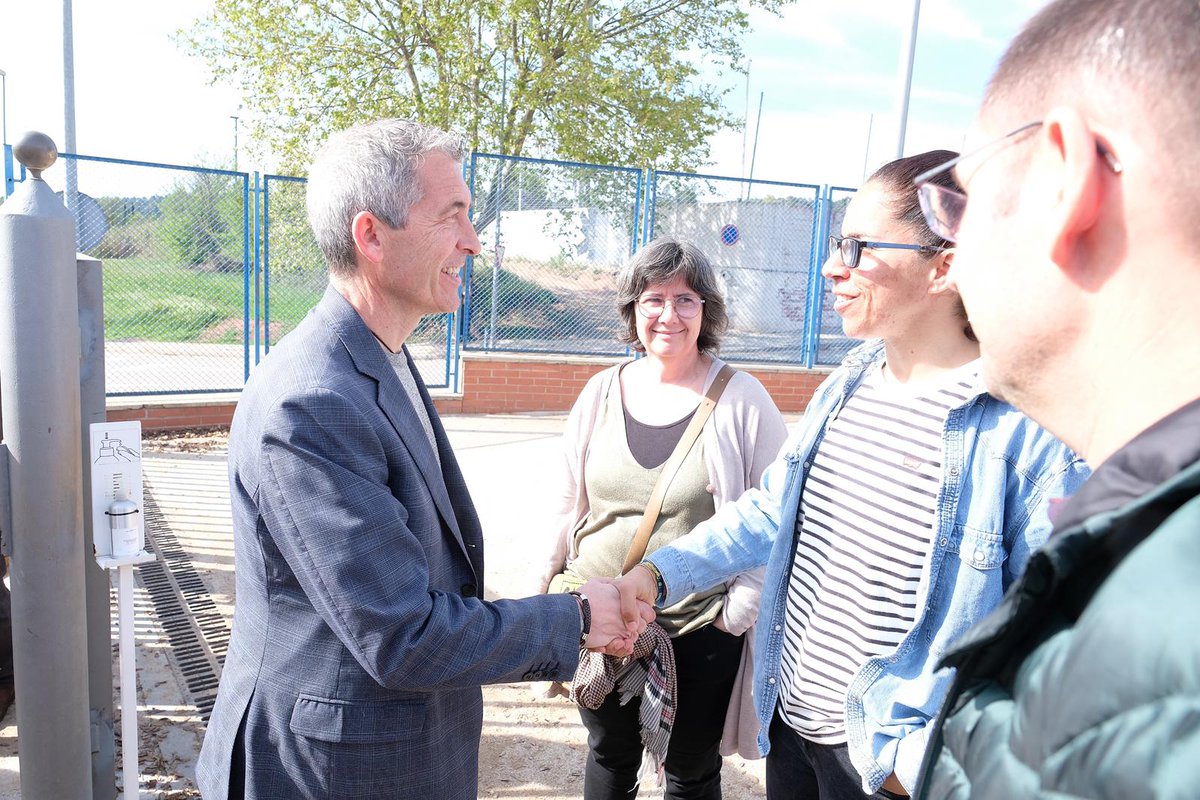 educaciocat's tweet photo. Avui el #conseller @JosepGCambray fa una visita territorial a Sentmenat. Al matí ha anat a l'Escola Can Sorts, protagonitzada per una jornada de contacontes i altres activitats i jocs amb motiu de la celebració de la Diada de #SantJordi. 🐉📖 https://t.co/qDqtqdEXRw