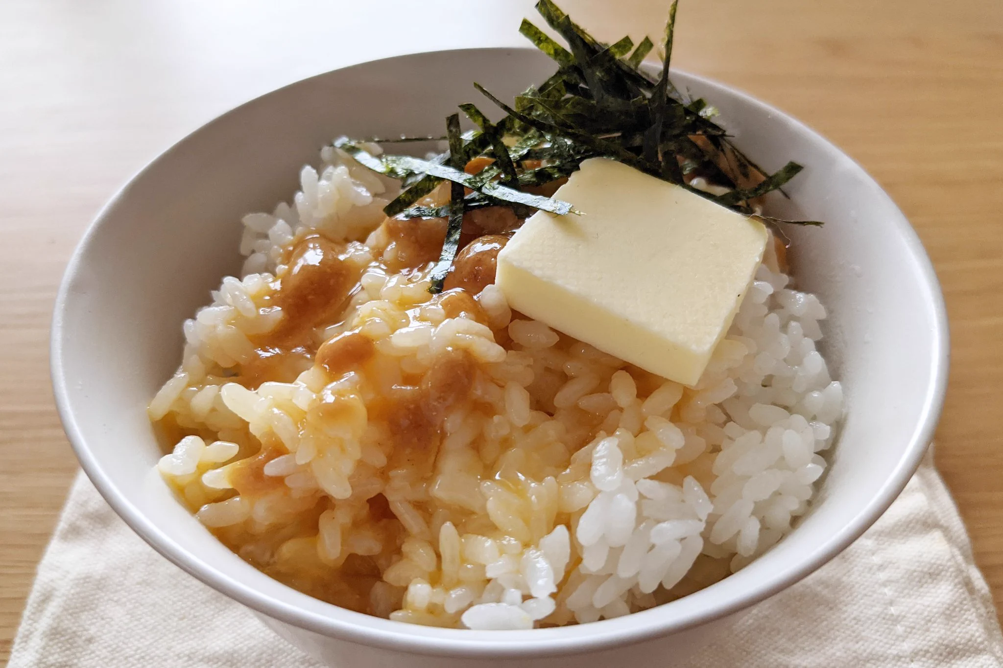 バターと味噌の風味が最高！至高のみそバター卵かけご飯。