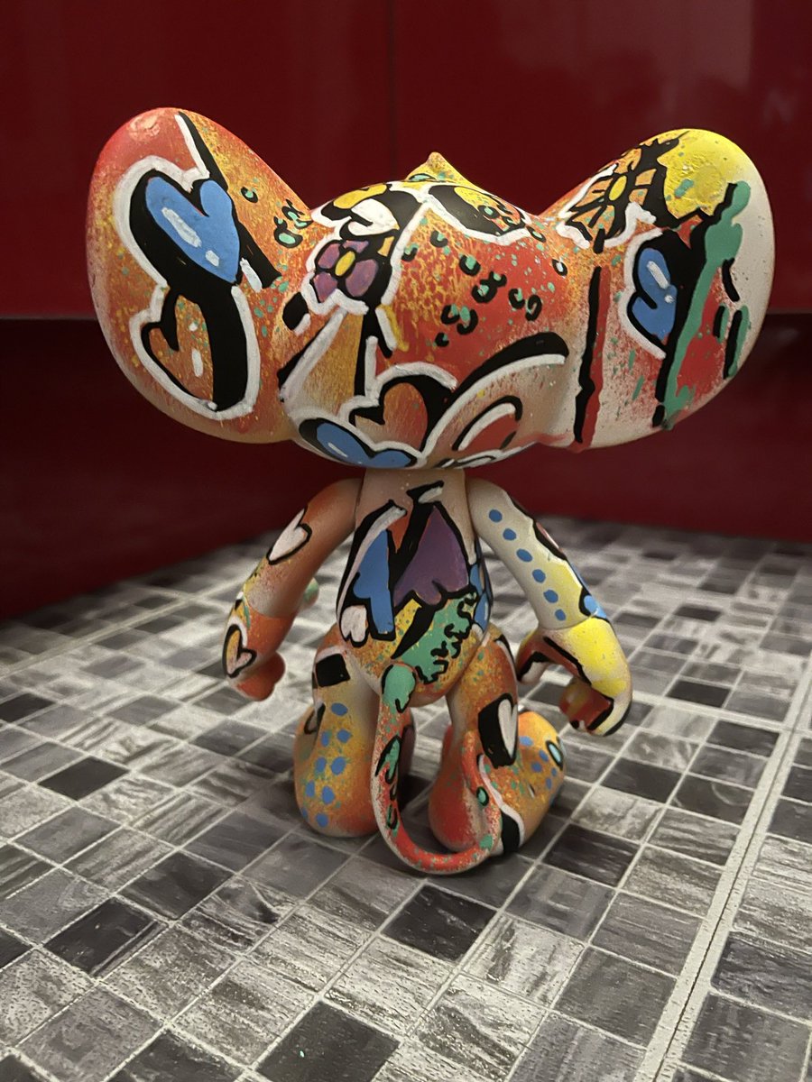 Ça fait longtemps que je n’ai pas fait gagner autre chose que des pin’s du coup j’ai décidé de vous faire gagner mon petit Jerry. 

Pour jouer c’est comme d’habitude :

- suivre mon compte 
- rt le tweet

Bonne chance à tous 💙 et merci pour vos messages toujours si gentils