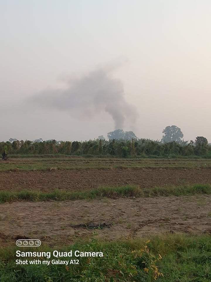 Yu53787517Yu's tweet photo. Military armed forces shelled heavy weapons in Nyaungpinshay village, Sagaing tsp, set ablaze to the civilian houses, and abducted some residents. One local got injured as well. #GenocidalMilitary #2022Apr22Coup #WhatsHappeningInMyanmar https://t.co/VDilqvuuhM