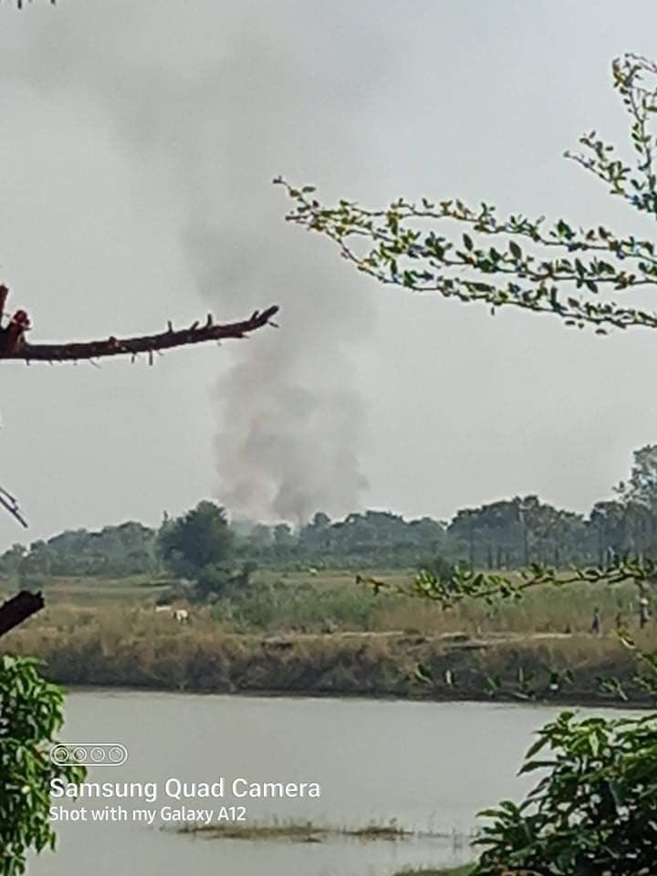 Yu53787517Yu's tweet photo. Military armed forces shelled heavy weapons in Nyaungpinshay village, Sagaing tsp, set ablaze to the civilian houses, and abducted some residents. One local got injured as well. #GenocidalMilitary #2022Apr22Coup #WhatsHappeningInMyanmar https://t.co/VDilqvuuhM