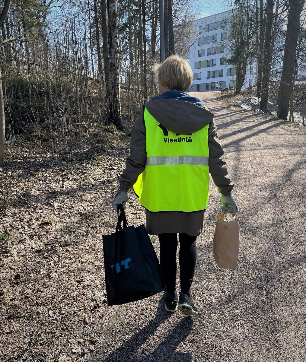 YITSuomi's tweet photo. Voiko #roskienkeruu´n, liikunnan ja #etäpalaveri´n yhdistää? Kyllä! Siivosimme viestintätiimin kesken roskia kotiemme ympäristössä palaverin aikana. Koirien ilmeetkin kertovat sen, että #roskat eivät kuulu luontoon! 🐶
Ota sinäkin pussi ja hanskat mukaan kävelylle! #100hyväätekoa https://t.co/NcxgiJT2QJ