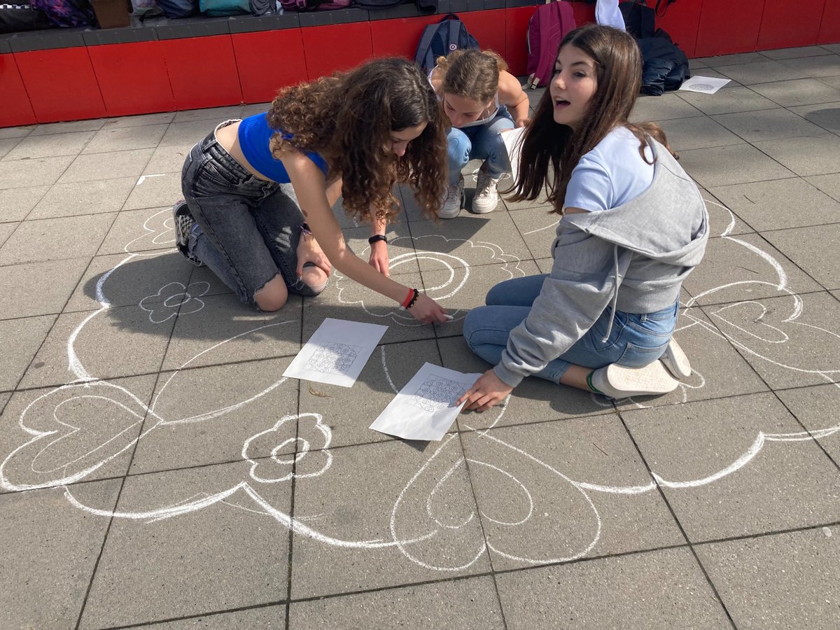 Ens estem convertint en unes expertes en fer mandales! #santjordibenapres2022