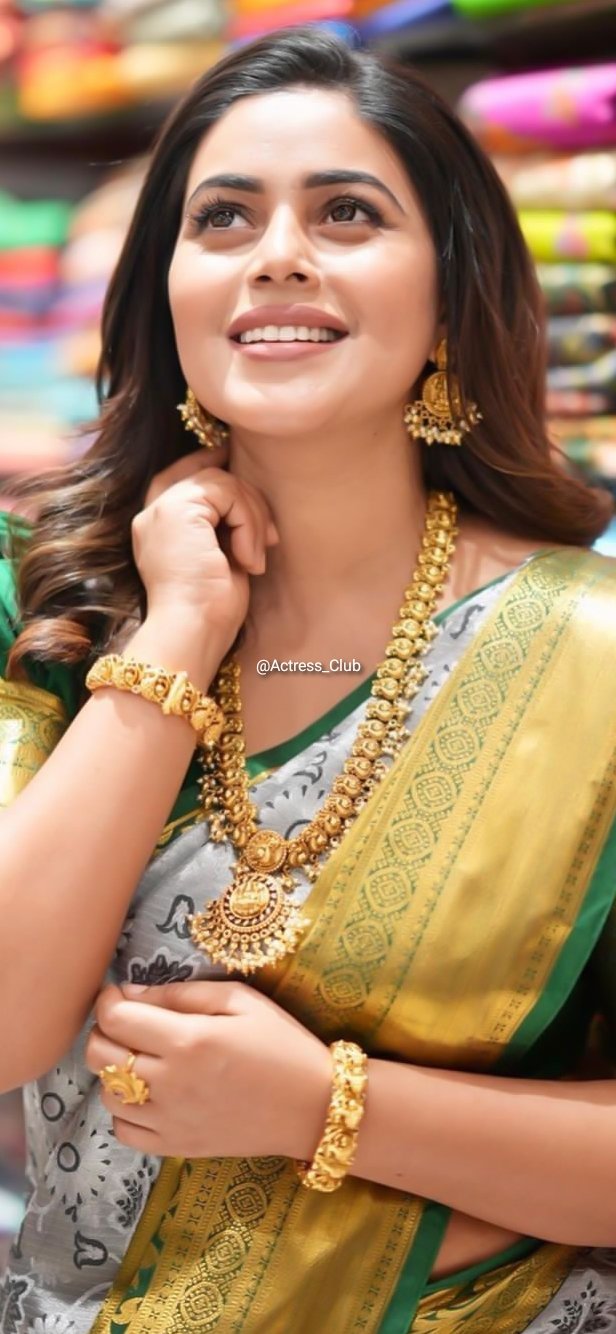 Poorna New (Shamna Khasim): The Talented and Glamorous Malayalam Actress | iiQ8 heroine