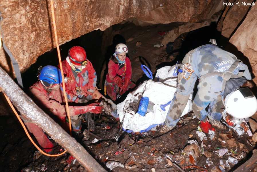 Slika govori više od 1000 riječi, a otpad i više od toga. Evo potvrde: članovi Čistog podzemlja, u partnerstvu s HGSS-om, čisteći jamu naišli su na bicikl s brzinama, dječji i bicikl s pomoćnim kotačima, hodalicu, pelene, test za trudnoću.
Sretan nam Dan planeta Zemlje.