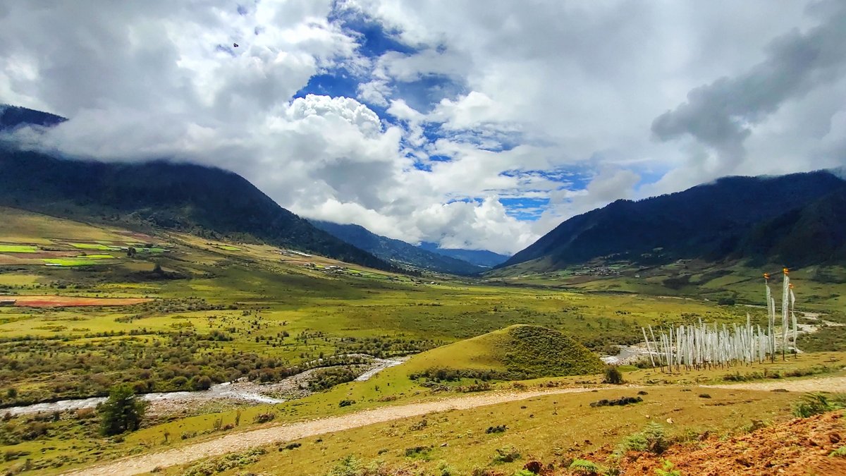 TuruhiCommunity's tweet photo. Located at an elevation of nearly 10,000 feet, the countryside of Phobjikha valley is covered in lush grasslands. Sparingly visited by travelers, it is one of the few glacial valleys in Bhutan.

#bhutan #phobjikhavalley https://t.co/RYasqW5JB9